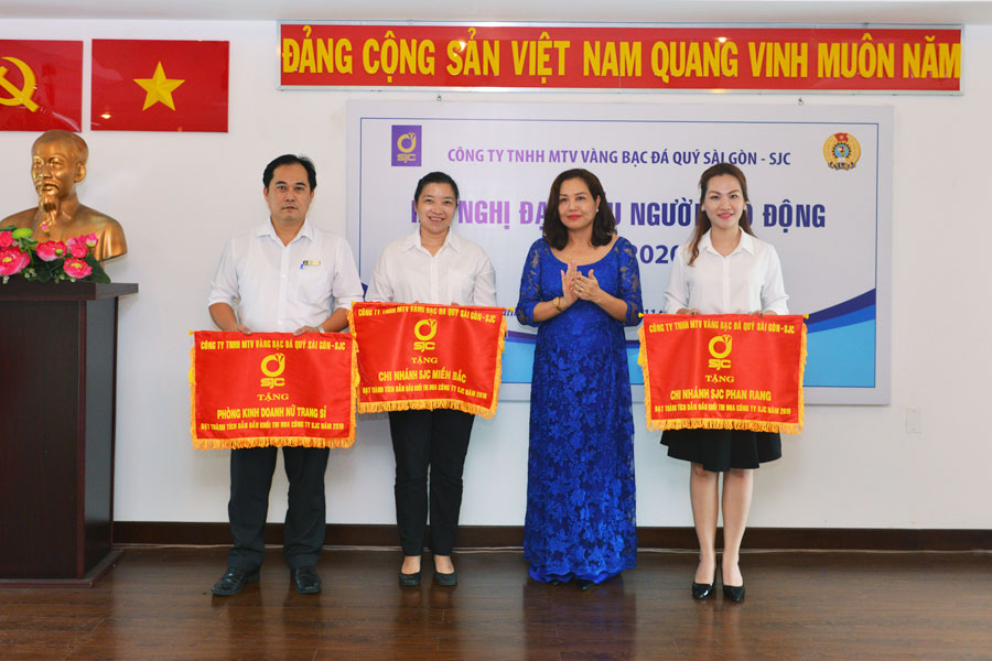 Tổng Giám đốc Công ty SJC trao Cờ thi đua cho các Tập thể đạt thành tích năm 2019