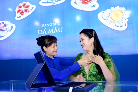 MC Hồng Phượng thích thú thử các mẫu trang sức mới ra mắt của một thương hiệu nổi tiếng trong nước tại hội chợ